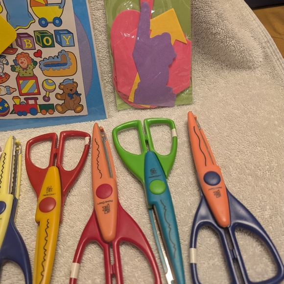 Lot of 12 Craft Scissors/ Scrapbook page Kit/decoration shapes, Never Used - Picture 6 of 8